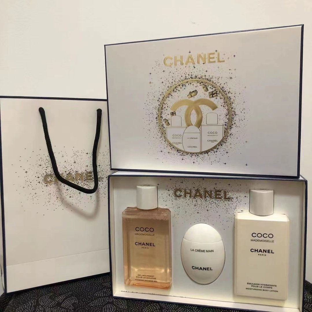 微信图片_2025-08-26_151013_186 Chanel body lotion + body wash + hand cream - Image 1